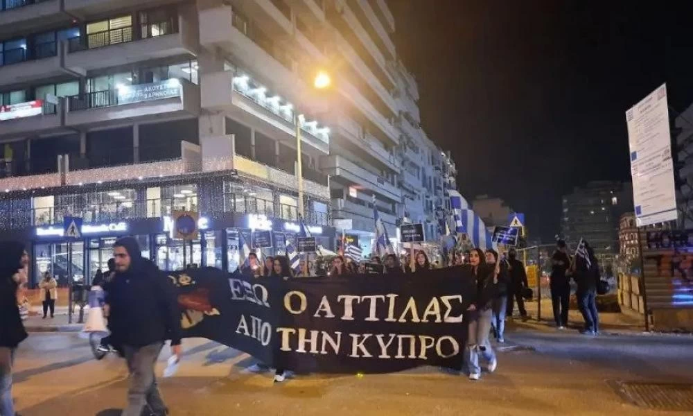 Θεσσαλονίκη: Πορεία «καταδίκης του ψευδοκράτους» από Κύπριους φοιτητές μπροστά από το Τουρκικό Προξενείο(βίντεο)
